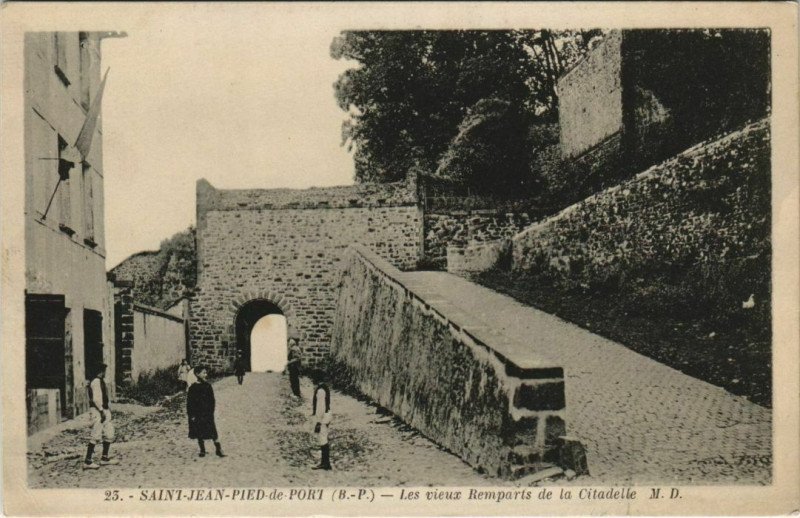 Carte postale ancienne St.Jean Pied de Port Les vieux Remparts de la Citadelle France