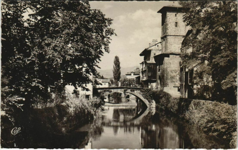 Carte postale ancienne St.Jean Pied de Port La Nive, le Pont d'Espagne France
