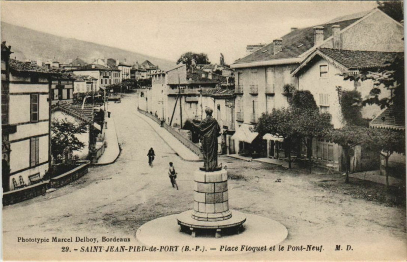 Carte postale ancienne St.Jean Pied de Port Place Floquet et le Pont-Neuf France