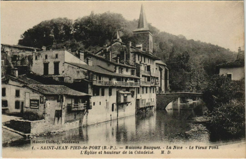 Carte postale ancienne St.Jean Pied de Port Maisons Basques, La Nive France