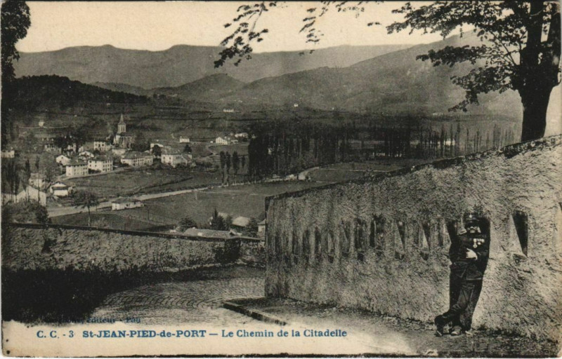 Carte postale ancienne St.Jean Pied de Port Le Chemin de la Citadelle France