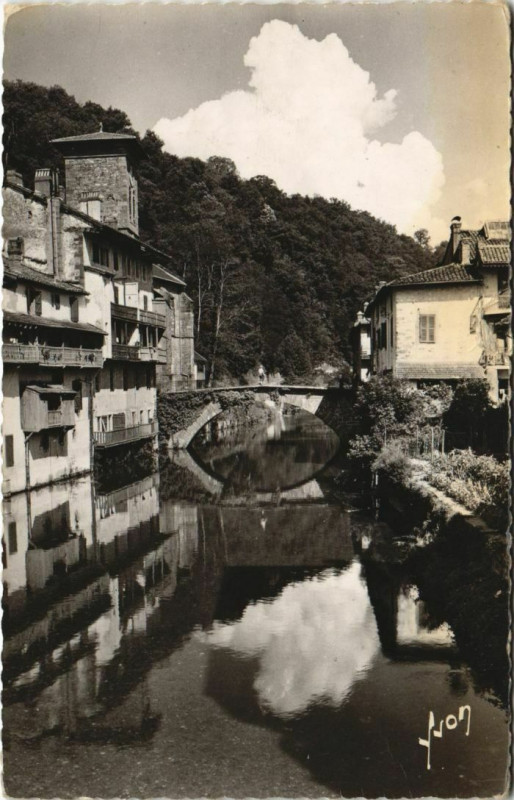 Carte postale ancienne St.Jean Pied de Port Vieilles Maisons s la Nive France