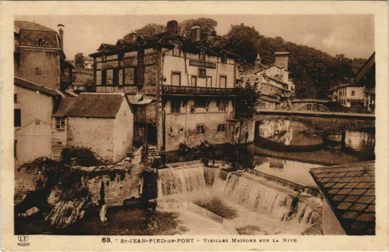 Carte postale ancienne St.Jean Pied de Port Vieilles Maisons s la Nive France