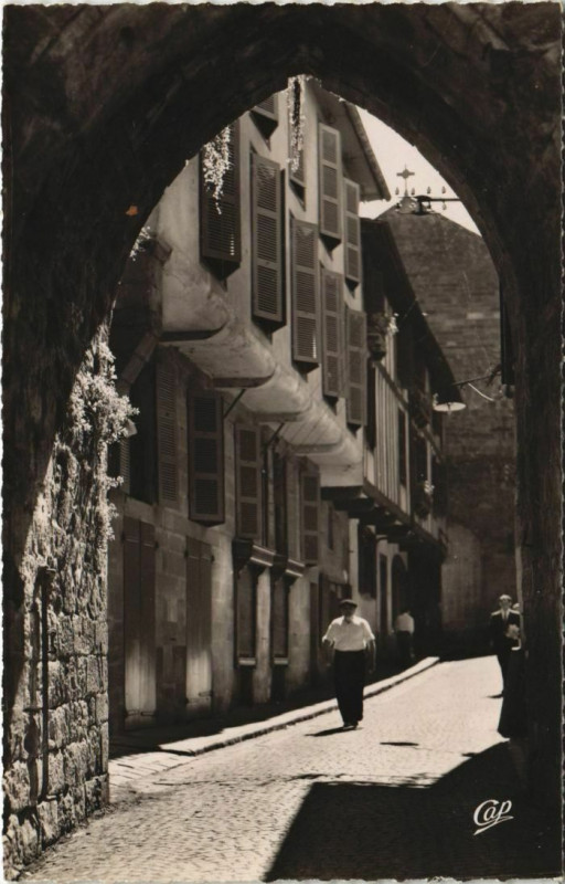Carte postale ancienne St.Jean Pied de Port Porte du Marche France