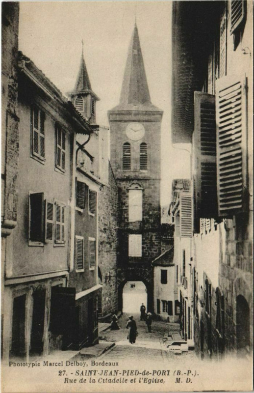 Carte postale ancienne St.Jean Pied de Port Rue de la Citadelle et l'Eglise France