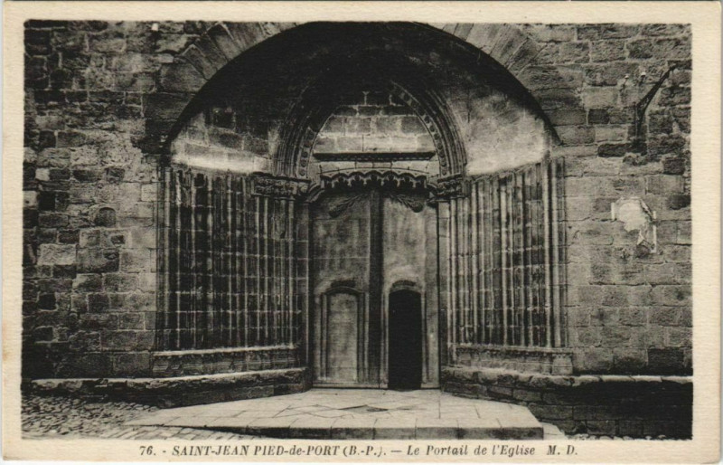 Carte postale ancienne St.Jean Pied de Port Le Portail de l'Eglise France