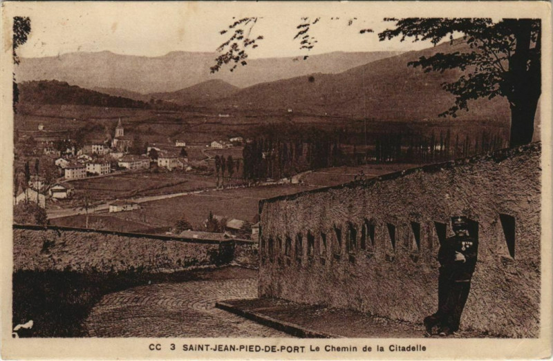 Carte postale ancienne St.Jean Pied de Port Le Chemin de la Citadelle France
