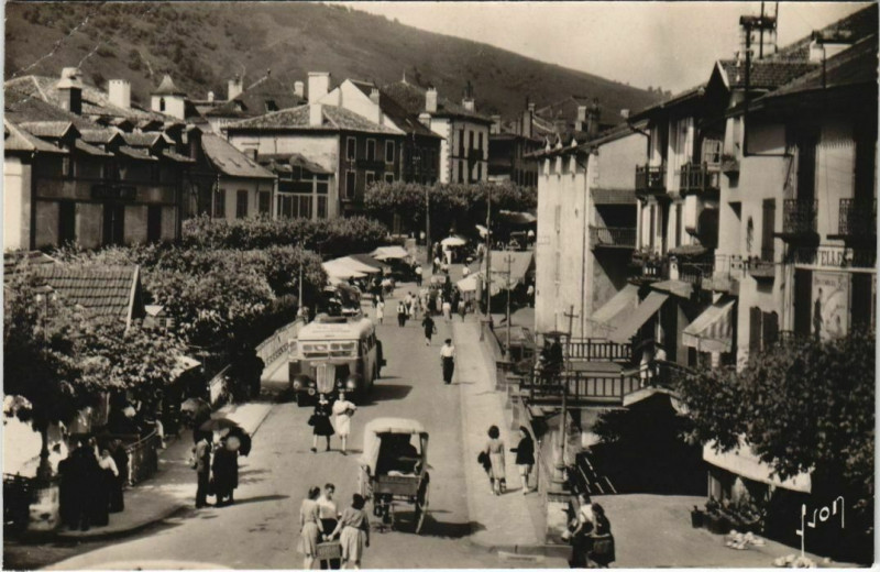 Carte postale ancienne St.Jean Pied de Port Place Charles Floquet France