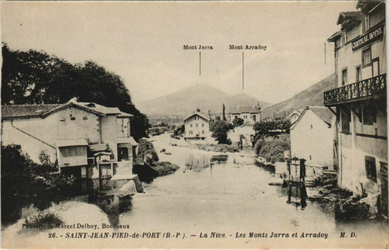 Carte postale ancienne St.Jean Pied de Port Les Monts Jarra et Arradoy France à Mont