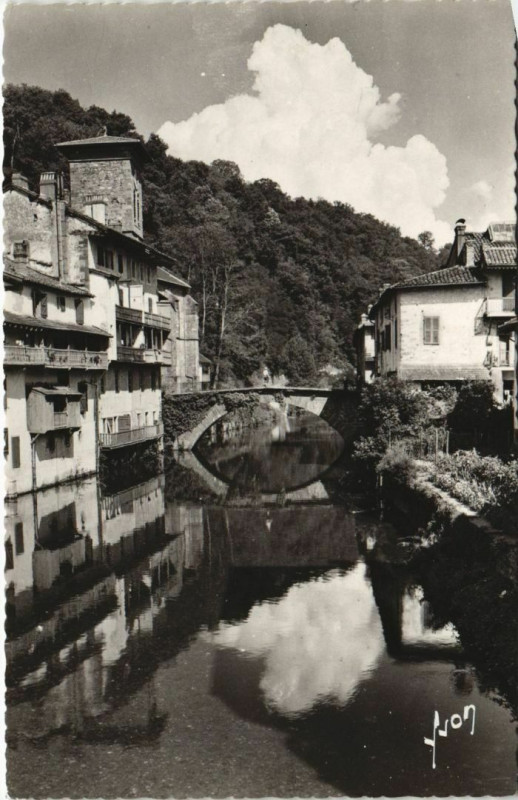 Carte postale ancienne St.Jean Pied de Port Vieilles Maisons s la Nive France