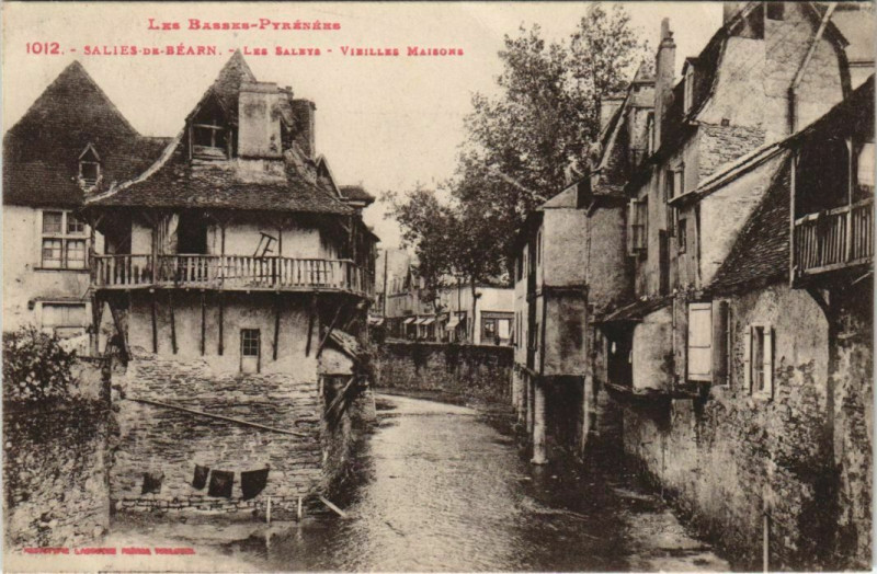 Carte postale ancienne Salies de Bearn Vieilles Maisons France