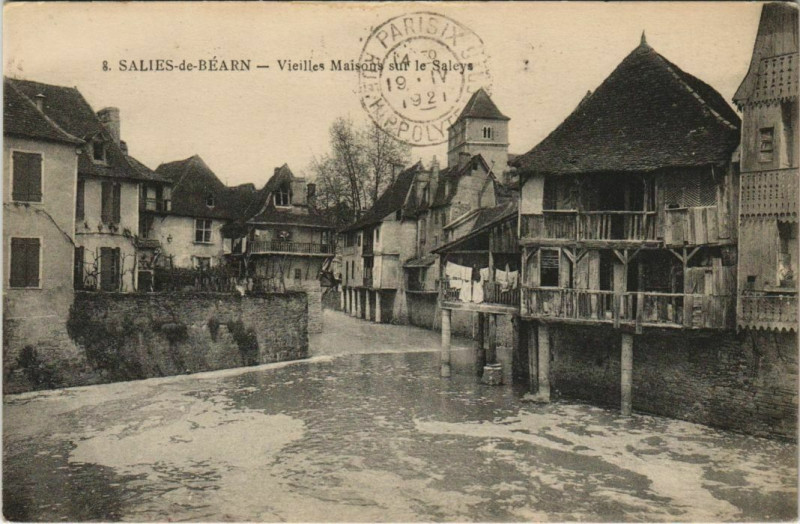 Carte postale ancienne Salies de Bearn Vieilles maisons s le Saleys France