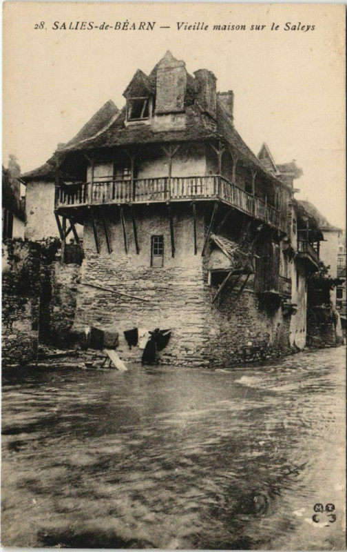 Carte postale ancienne Salies de Bearn Vieille maison s le Saleys France