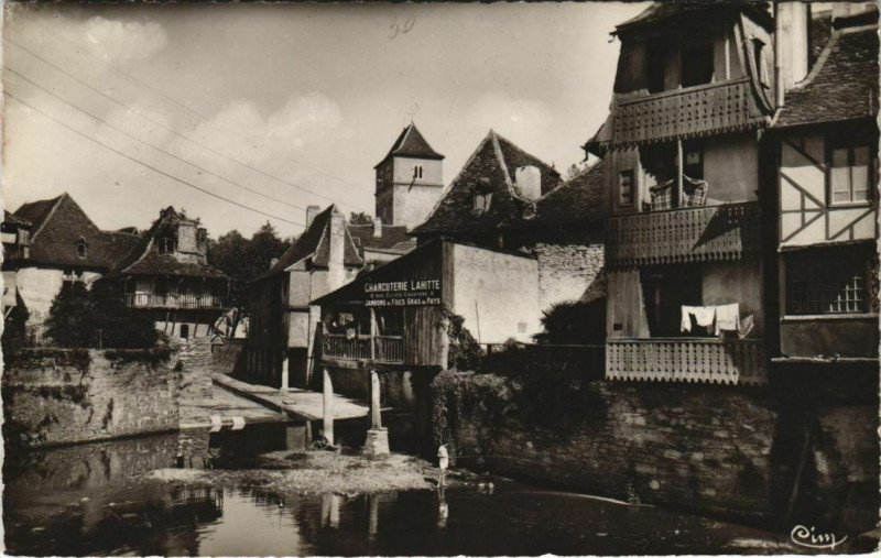 Carte postale ancienne Salies de Bearn Un Coin pittoresque de vieilles maisons France