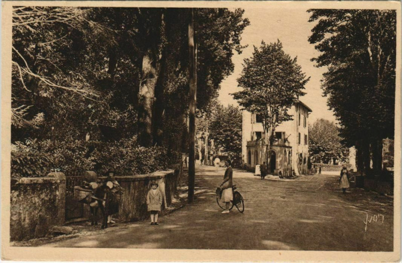 Carte postale ancienne Cambo les Bains L'Allee des Thermes France à Cambo-les-Bains