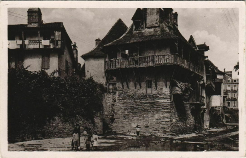 Carte postale ancienne Salies de Bearn Vieilles maisons s le Saleys France