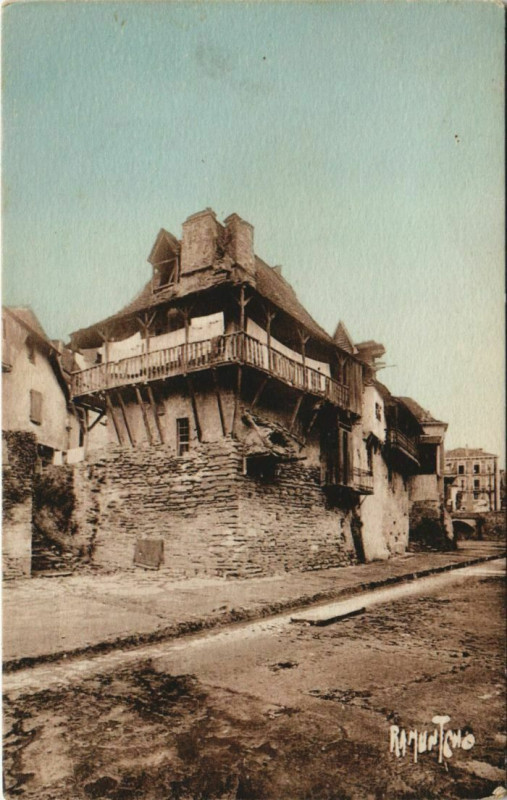 Carte postale ancienne Salies de Bearn Vieilles maisons s le Saleys France