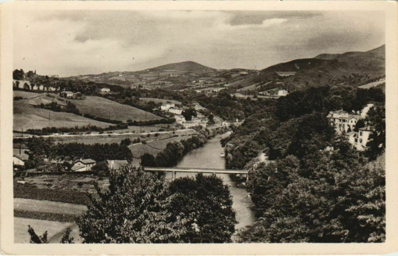 Carte postale ancienne Cambo les Bains Vue panoramique s la Nive France à Cambo-les-Bains