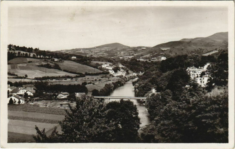 Carte postale ancienne Cambo les Bains Vue panoramique s la Nive France à Cambo-les-Bains