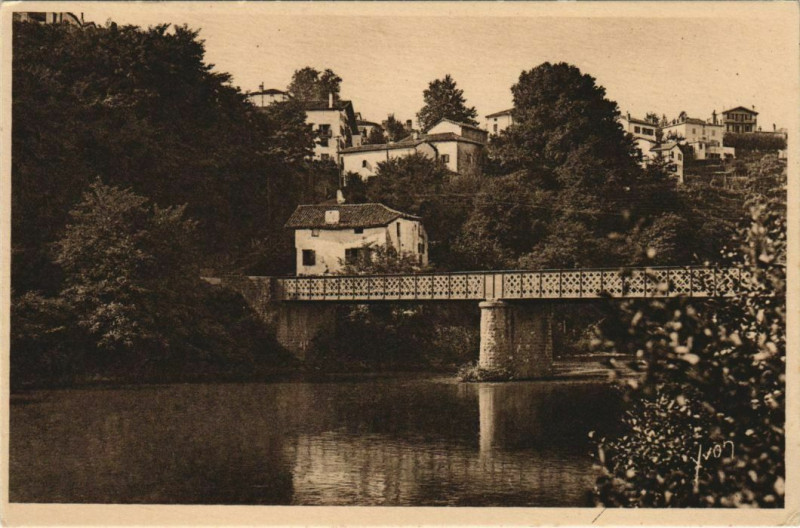 Carte postale ancienne Cambo les Bains Le Pont et la Ville France à Cambo-les-Bains