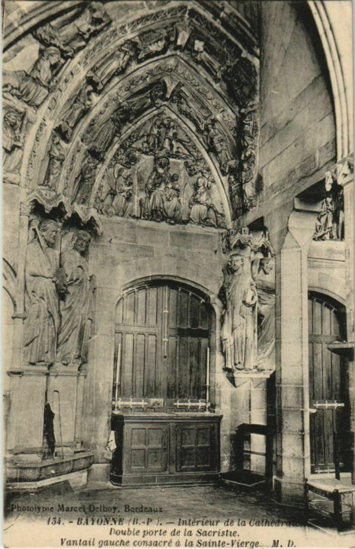 Carte postale ancienne Bayonne Interieur de la Cathedrale France à Bayonne