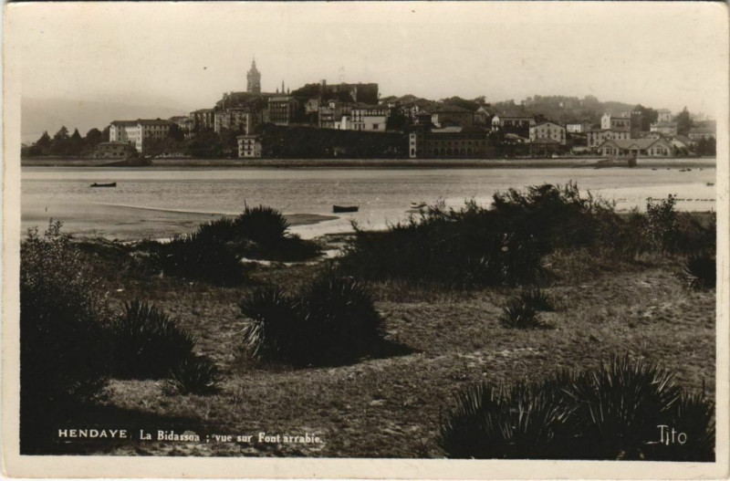 Carte postale ancienne Hendaye La Bidassoa, vue s Fontarrabie France à Hendaye