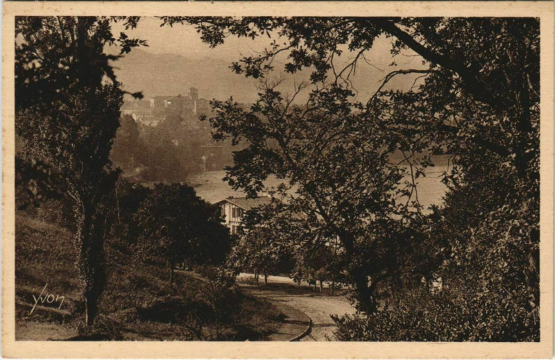 Carte postale ancienne Hendaye La Ville vue du Bois d'Amour France à Hendaye
