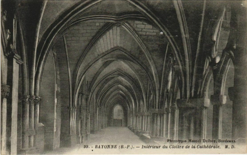 Carte postale ancienne Bayonne Interieur du Cloitre de la Cathedrale France à Bayonne