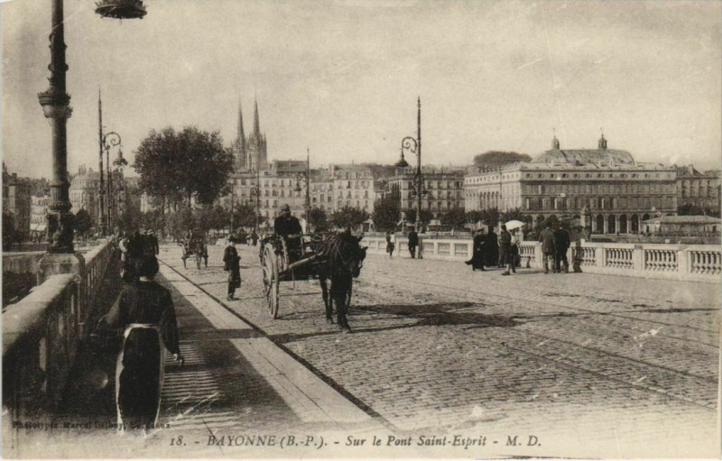 Carte postale ancienne Bayonne Sur le Pont Saint-Esprit France à Bayonne