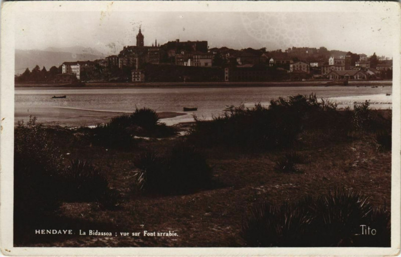 Carte postale ancienne Hendaye La Bidassoa, vue s Fontarrabie France à Hendaye