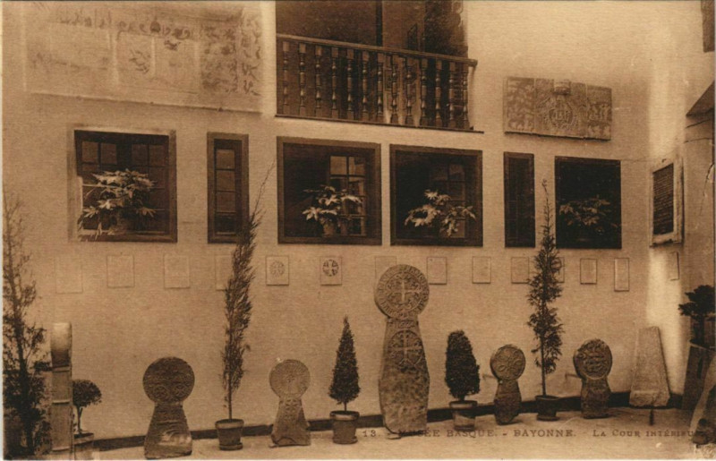 Carte postale ancienne Bayonne Musee Basque La Cour Interieur France à Bayonne