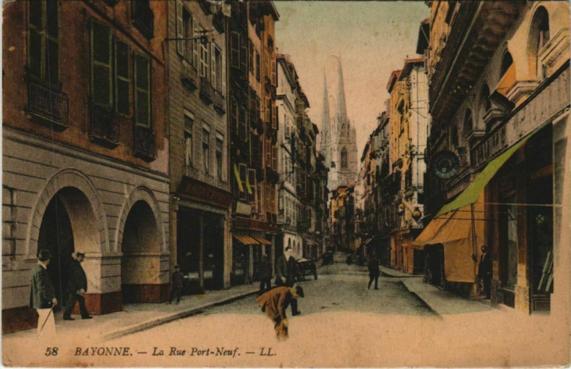 Carte postale ancienne Bayonne La Rue Port-Neuf France à Bayonne