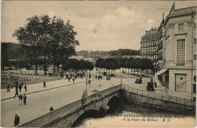 Carte postale ancienne Bayonne Le Pont Mayou et la Place du Redunt France à Bayonne