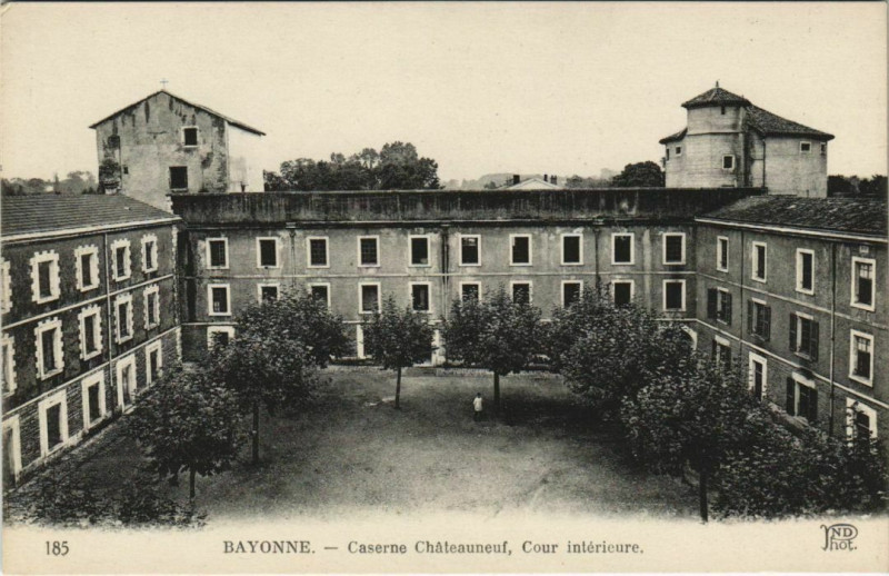 Carte postale ancienne Bayonne Caserne Chateauneuf,Cour interieure France à Bayonne