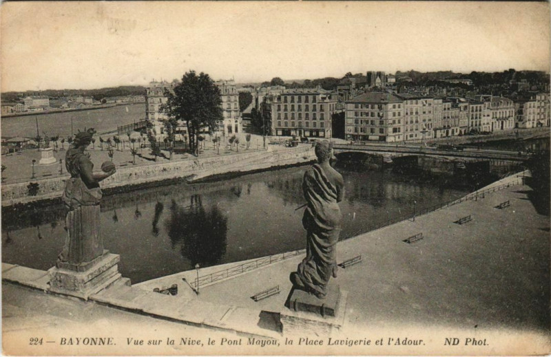 Carte postale ancienne Bayonne Vue sur la Nive, le Pont Mayou France à Bayonne