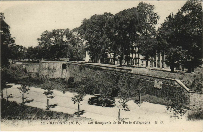 Carte postale ancienne Bayonne Les Remparts et la Porte d'Espagne France à Bayonne