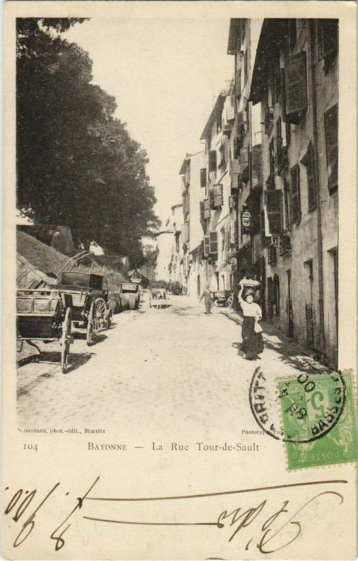 Carte postale ancienne Bayonne La Rue Tour de Sault France à Bayonne