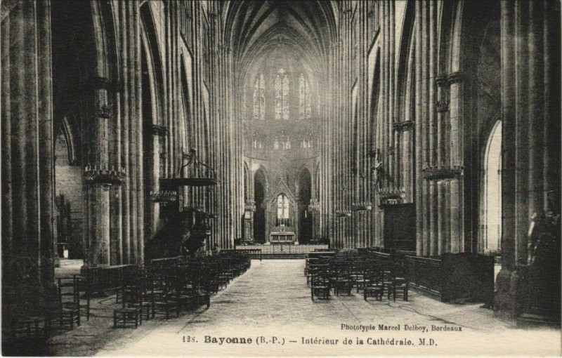 Carte postale ancienne Bayonne Interieur de la Cathedrale France à Bayonne