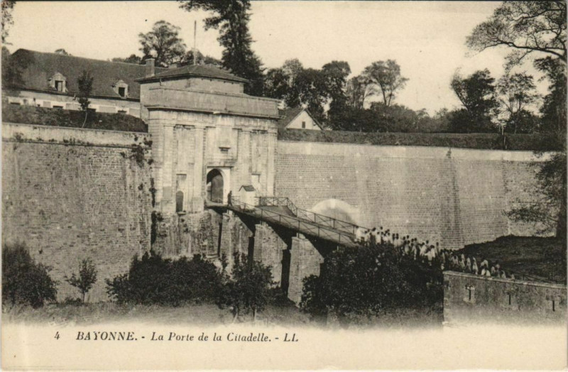 Carte postale ancienne Bayonne La Porte de la Citadelle France à Bayonne