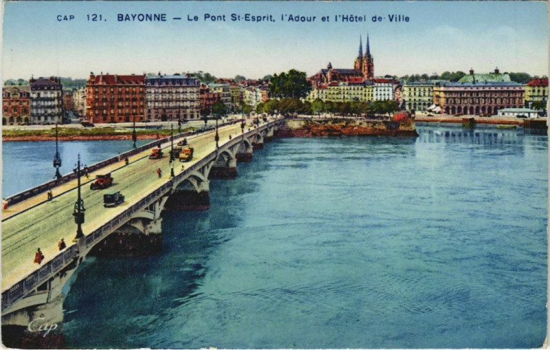 Carte postale ancienne Bayonne Le Pont Saint-Esprit, I'Adour et l'Hotel de- Ville France à Bayonne