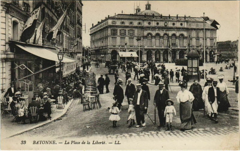 Carte postale ancienne Bayonne La Place de la Liberte France à Bayonne