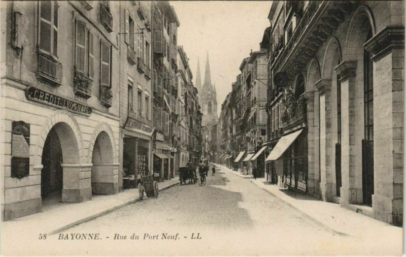 Carte postale ancienne Bayonne Rue du Port-Neuf France à Bayonne