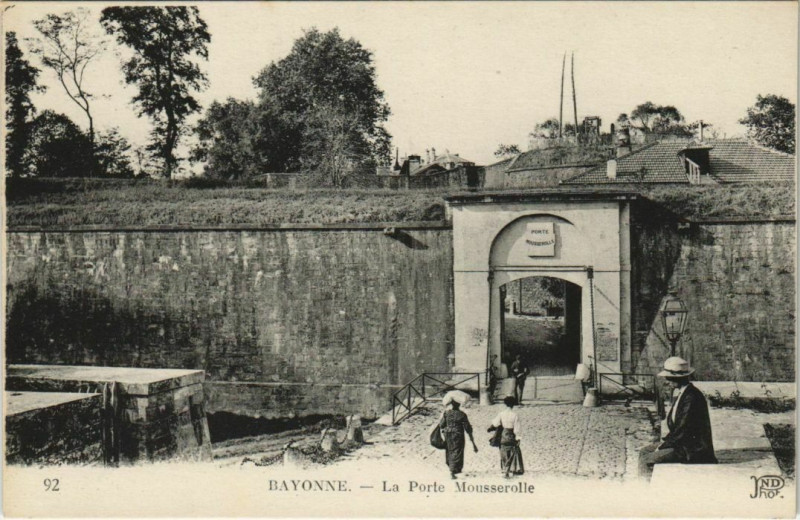 Carte postale ancienne Bayonne La Porte Mousserolle France à Bayonne