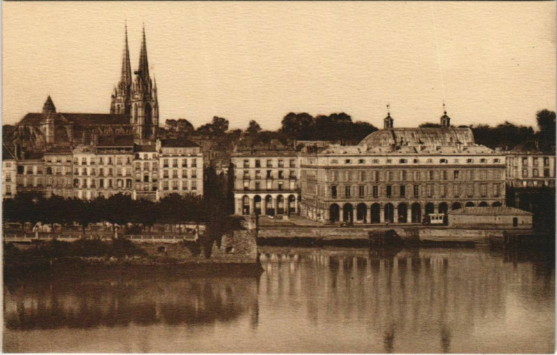 Carte postale ancienne Bayonne Le Reduit, le Theatre et la Cathedrale France à Bayonne