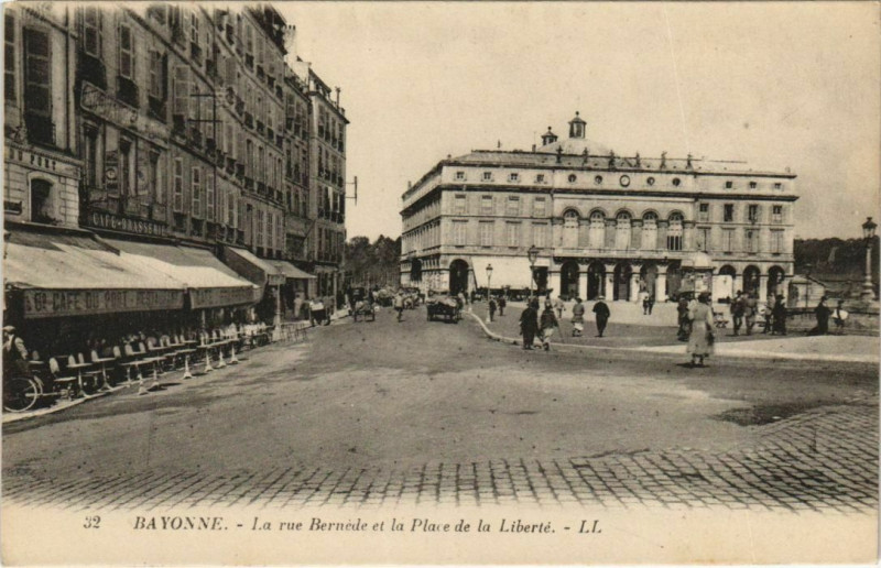 Carte postale ancienne Bayonne La rue Bernede et la Place de la Liberte France à Bayonne