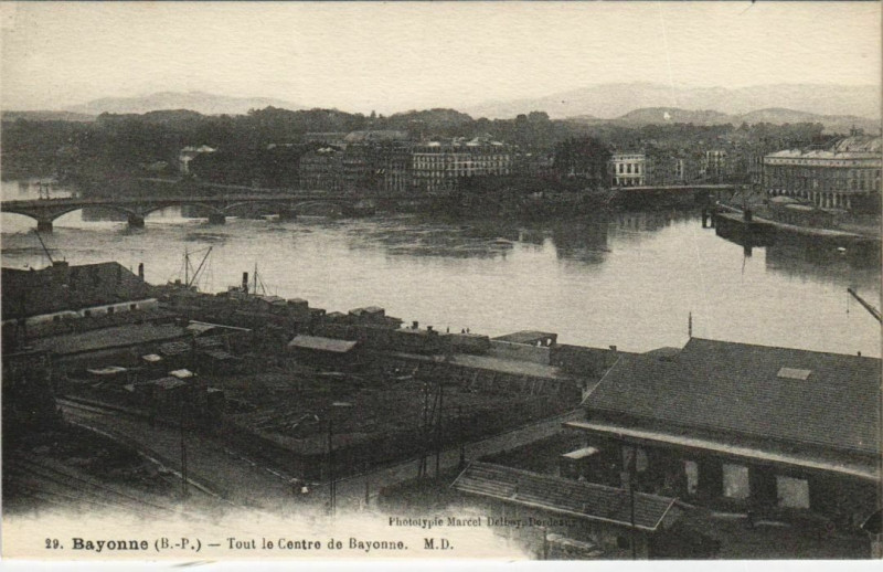 Carte postale ancienne Bayonne Tout le Centre de Bayonne France à Bayonne