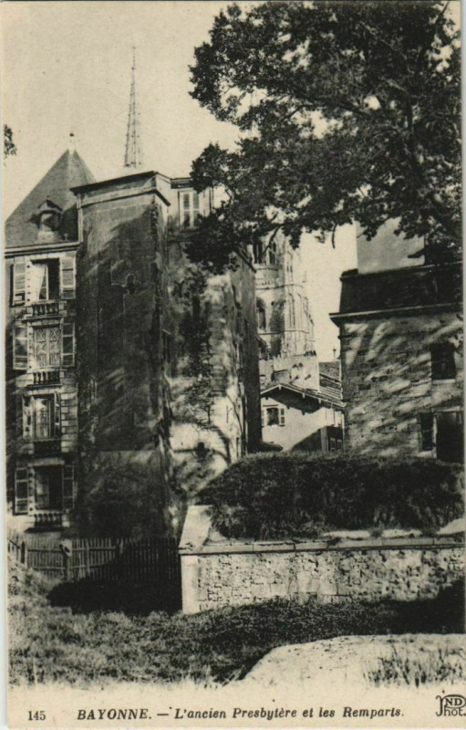 Carte postale ancienne Bayonne L'ancien Presbytere et les Rempart France à Bayonne