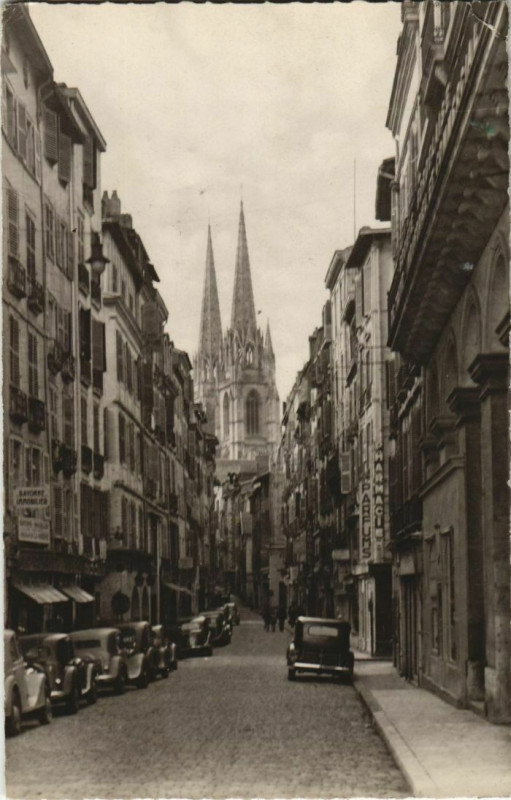 Carte postale ancienne Bayonne La Rue Port-Neuf et Cathedrale France à Bayonne