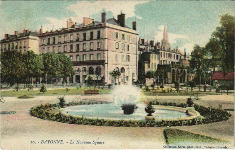 Carte postale ancienne Bayonne Le Nouveau Square France à Bayonne