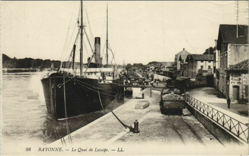 Carte postale ancienne Bayonne Le Quai de Lesseps France à Bayonne